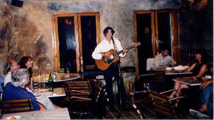 Samuel Arderiu en una taverna del Port Bo de Calella de Palafrugell l'estiu del 2002